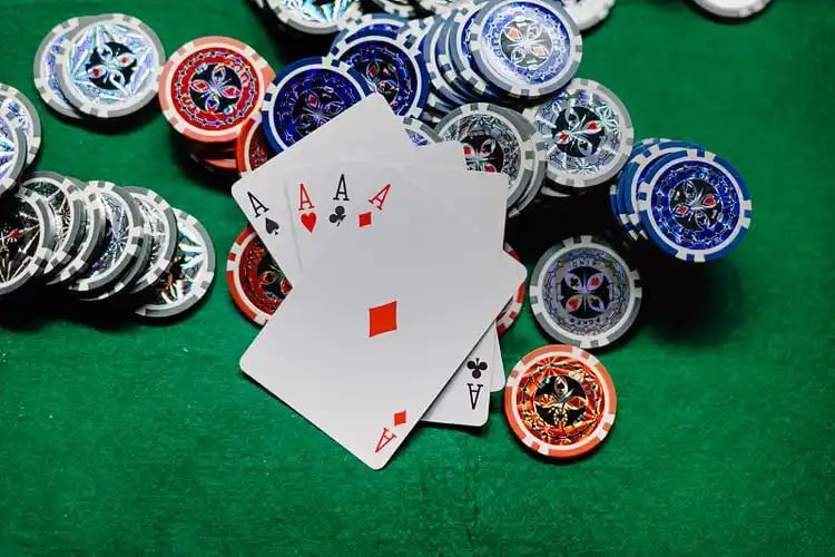 ibet789sport Poker Live Table တွင် ကစားသမားများ ကစားနေသောမြင်ကွင်း
